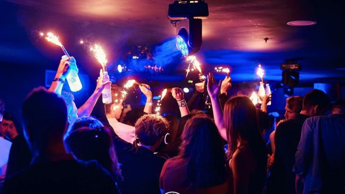 A bordo del barco de La Dame, un popular club de Burdeos