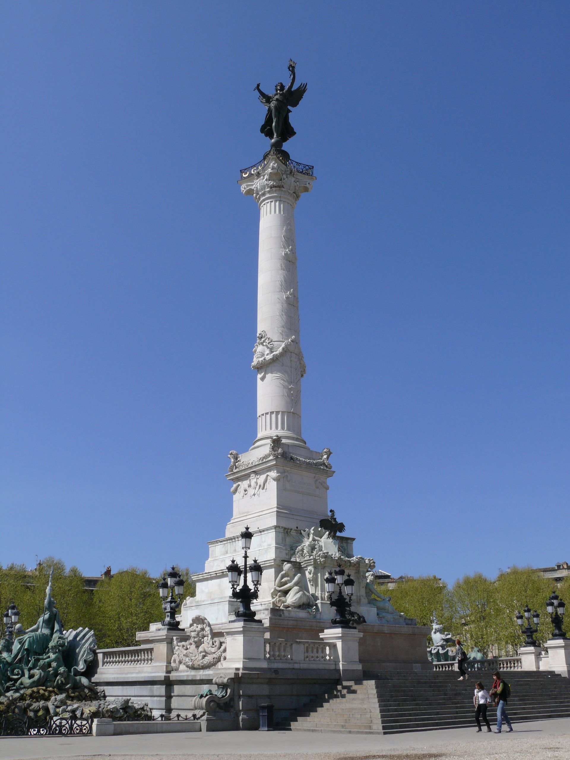 Cette photo met en avant le monument aux Girondin présent sur la place des Quinconces à Bordeaux.