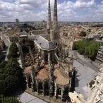 Cathédrale Saint-André Cette photo met en avant la Cathédrale Saint-André. La vue est plongeante, car la photographie est prise depuis le haut de la Tour Pey-Berland.