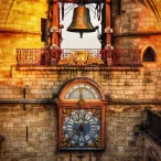 La Grosse Cloche  Cette photo met en avant la grosse cloche ainsi que l'horloge présente en dessous.