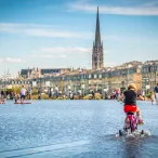 Miroir d'eau  Cette photo met en avant une jeune fille en train de faire de vélo à roulettes sur le miroir d'eau.