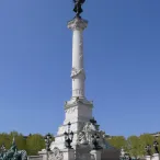 Monument aux Girodins Cette photo met en avant le monument aux Girondin présent sur la place des Quinconces à Bordeaux.
