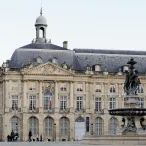 Place de la Bourse Cette photo met en avant la place de la Bourse. La fontaine des Trois Grâces est présente sur la photographie également.