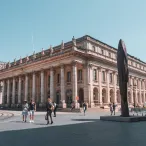 Place de la Comédie  Cette photo met en avant la place de la Comédie. On peut y apercevoir le Grand-Théâtre.