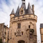 Porte Cailhau Cette photo met en avant la porte Cailhau avec une vue en contre-plongée.