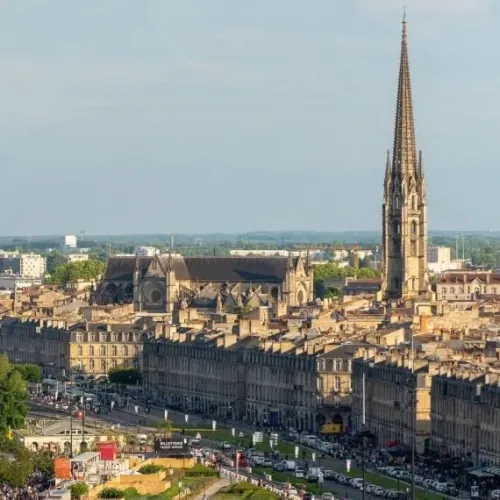 Vista aérea de Burdeos mostrando la Flecha de Saint-Michel dominando el centro histórico con sus edificios de piedra y tejados mansardos.