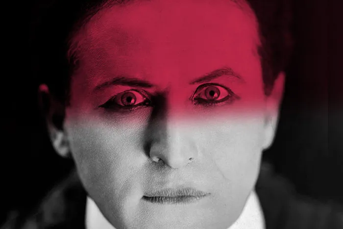 Retrato estilizado de un hombre en traje con iluminación rosa dramática, inspirado en la ópera Macbeth en Burdeos