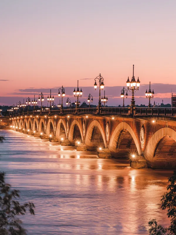 Cette photographie met en avant le pont de pierre lors d&#039;un coucher de soleil. 