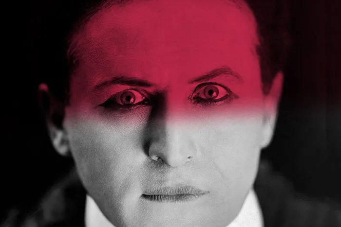 Retrato estilizado de un hombre en traje con iluminación rosa dramática, inspirado en la ópera Macbeth en Burdeos
