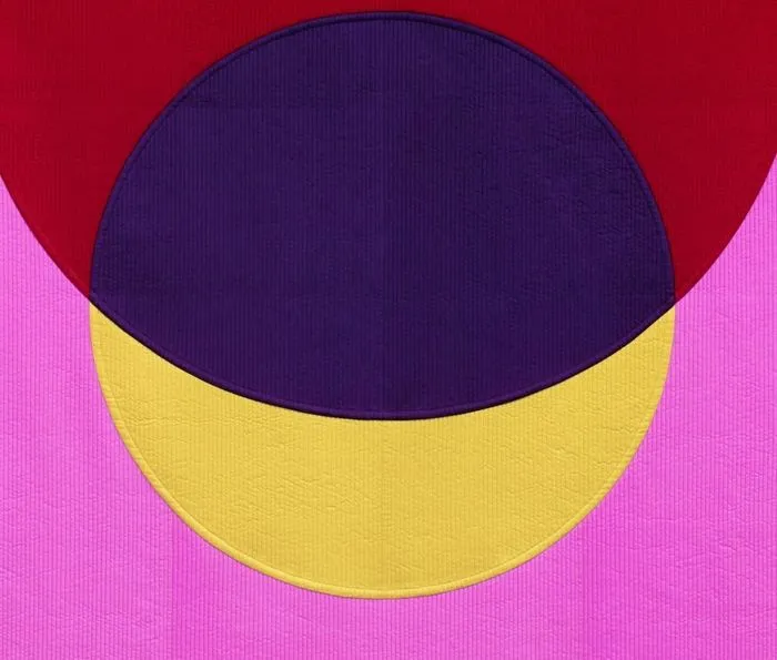Composición geométrica abstracta con un semicírculo azul marino sobre una forma de media luna amarilla, sobre fondos rosa y rojo, de la exposición GORU GORU de Seulgi Lee en Burdeos.