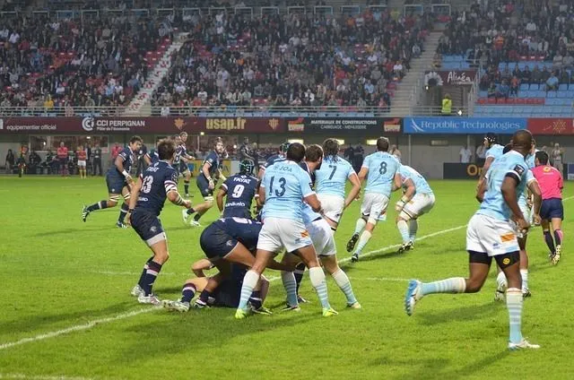 Partido de rugby Top 14 entre el UBB y equipo rival con jugadores en formación de melé en el estadio de Burdeos