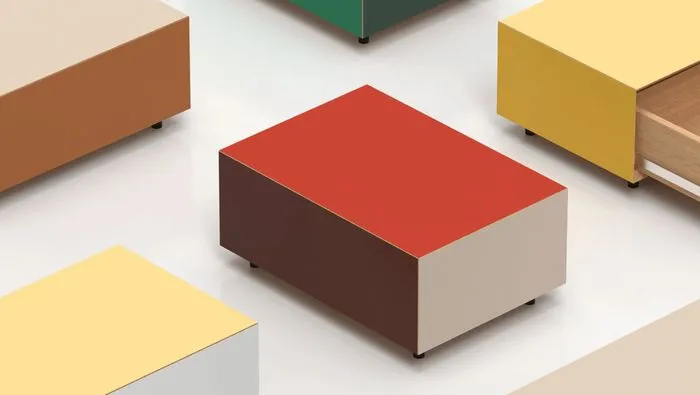 Colección de muebles de diseño minimalista en colores variados: rojo, amarillo, marrón y verde, presentados en un espacio blanco limpio.