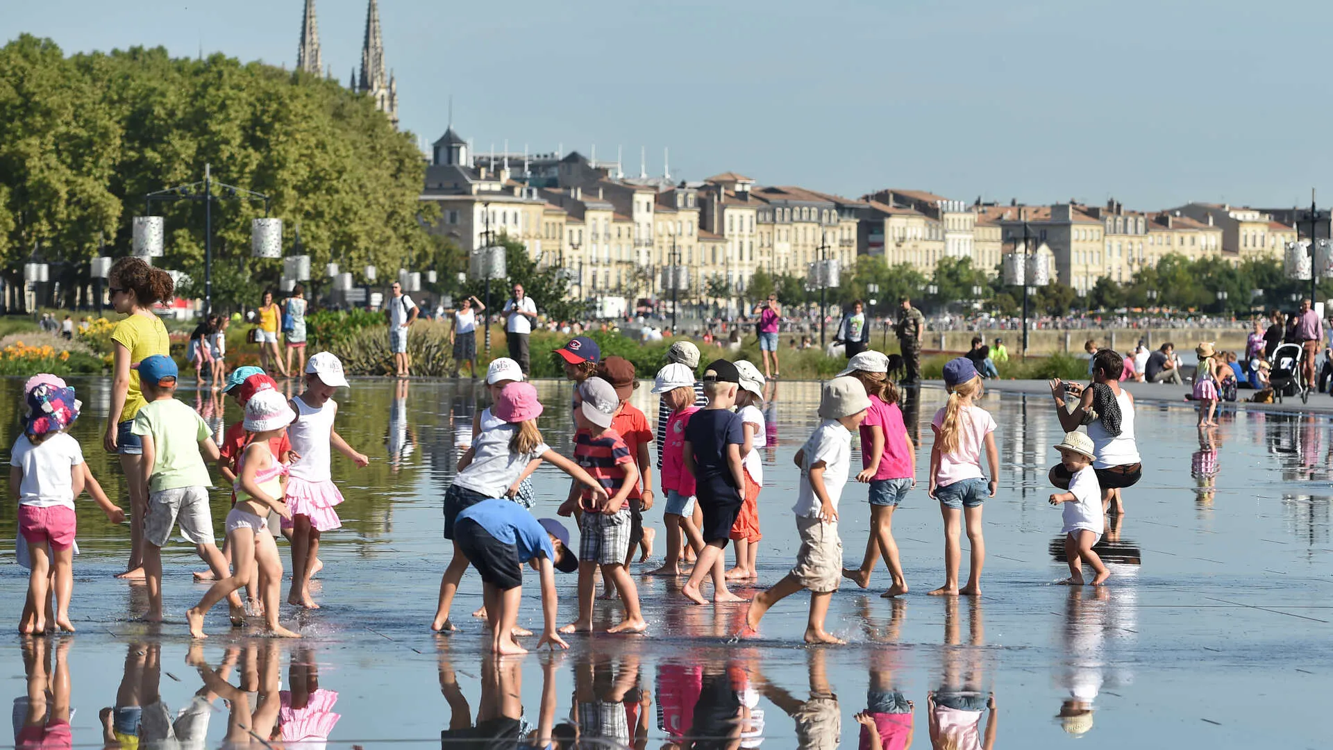 Espejo de agua con niños; ©Didier Doustin
