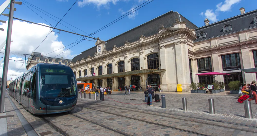 ¿Cómo llegar al aeropuerto y a la estación de Burdeos en transporte público?