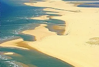 Vista aérea de la Cuenca de Arcachón con bancos de arena dorados, aguas turquesas y canales sinuosos en la costa atlántica