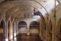 Interior del Museo CAPC de Arte Contemporáneo de Burdeos con sus bóvedas de ladrillo y columnas características de una estructura industrial convertida.